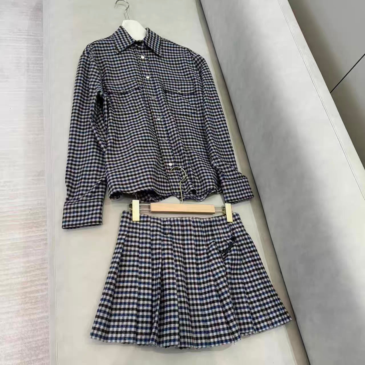 CONJUDO CAMISA Y FALDA PRADA