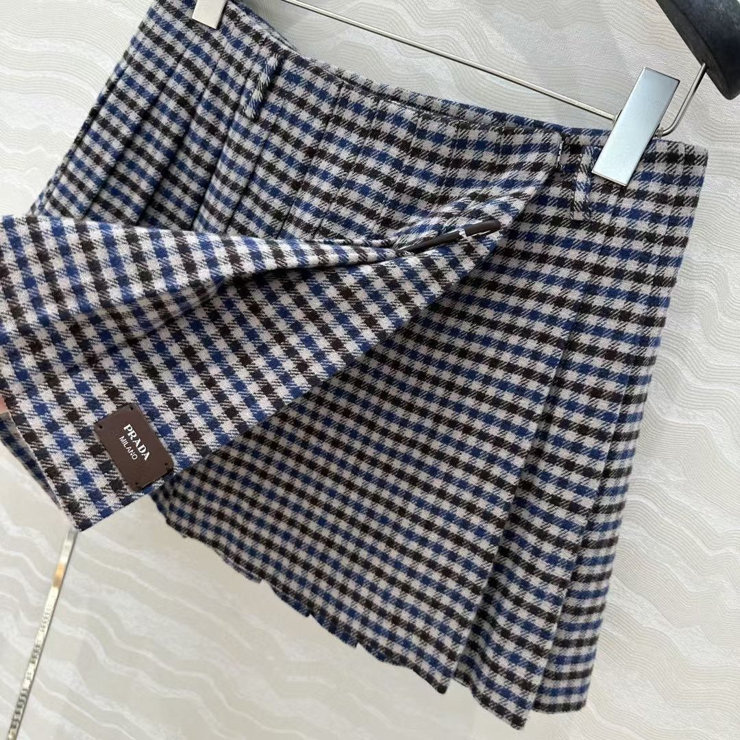 CONJUDO CAMISA Y FALDA PRADA
