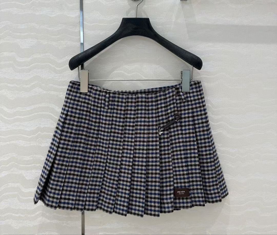 CONJUDO CAMISA Y FALDA PRADA