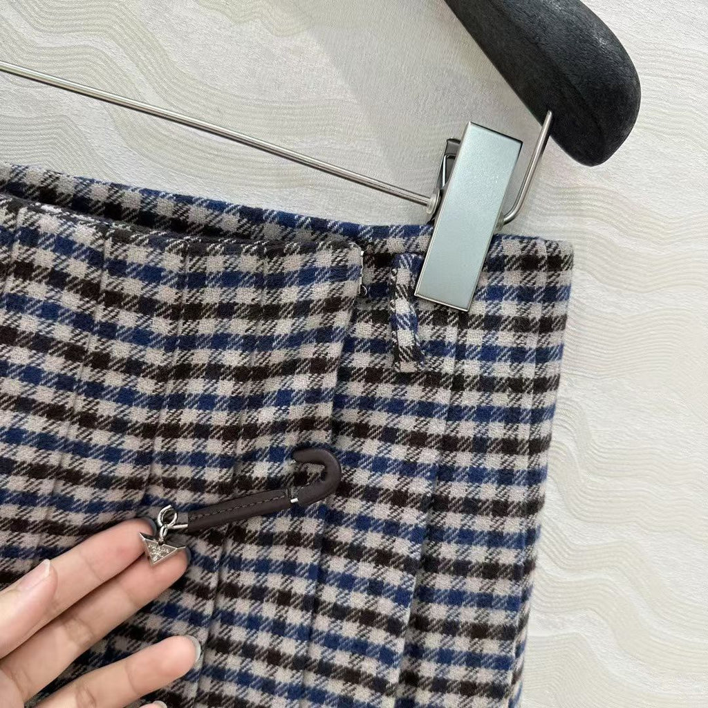CONJUDO CAMISA Y FALDA PRADA